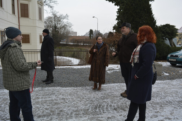 diskuse hodnotící komise nad novou fasádou holešovského zámku