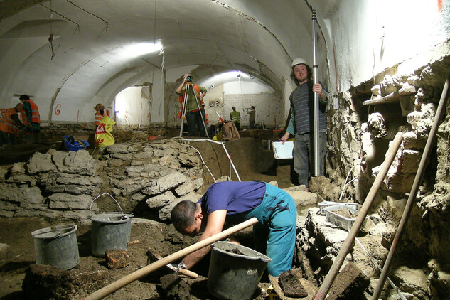 Výzkum suterénu pod Zrcadlovou kaplí Klementina v roce 2010